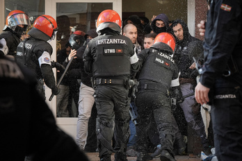 Un momento de la extrema intervención de la Ertzaintza durante el desalojo en Gasteiz.