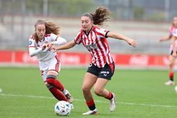 Gurtubay avanza ante Clau Blanco en el partido de Liga F entre Athletic y Sevilla.