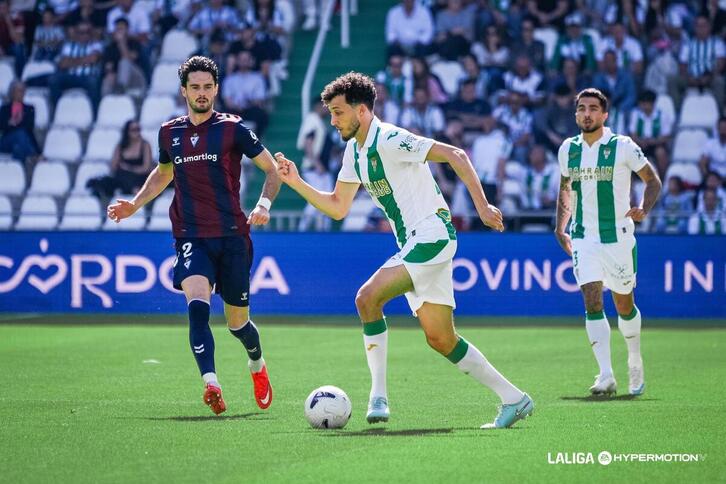 Ghailan conduce el balón ante Cubero en el partido entre Córdoba y Eibar.
