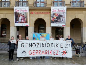Los activistas se han centrado frente a la sede central del Banco Santander en Iruñea.