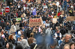 Miles de personas tomaron las calles de París para denunciar la política de Macron.