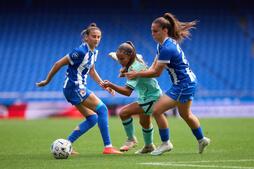 Laia Parera intenta colarse entre dos rivales en el partido de Liga F entre Depor y Alavés.