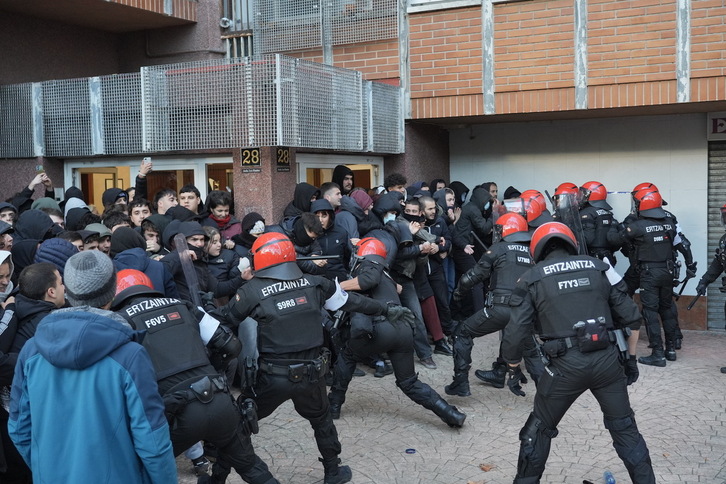 Golpes de la Ertzaintza contra el muro popular que protegia el portal.