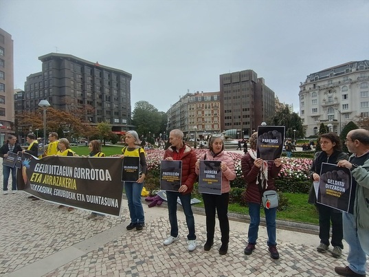Concentración de Amnistía Internacional ante la Subdelegación del Gobierno español en Bilbo.