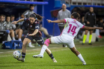 Raiderlin Carrasco intenta evitar el avance de Aitana en el partido de Liga F entre Eibar y Madrid.