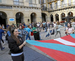Donostiako Plaza Berrian erromeria egin zuten herritarrek.