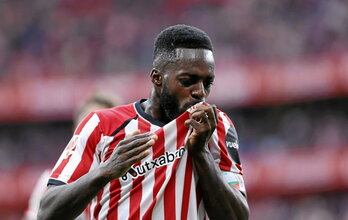 Iñaki Williams se besa el escudo tras anotar el 2-0.