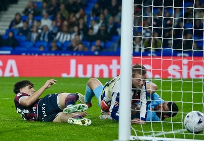 Óskarsson mira cómo se introduce el balón del 1-0 en la portería del exrealista Ryan.