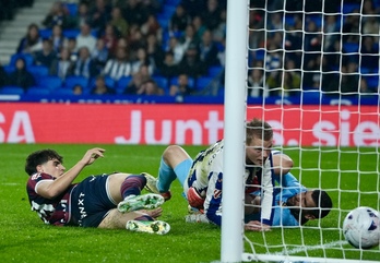 Óskarsson mira cómo se introduce el balón del 1-0 en la portería del exrealista Ryan.