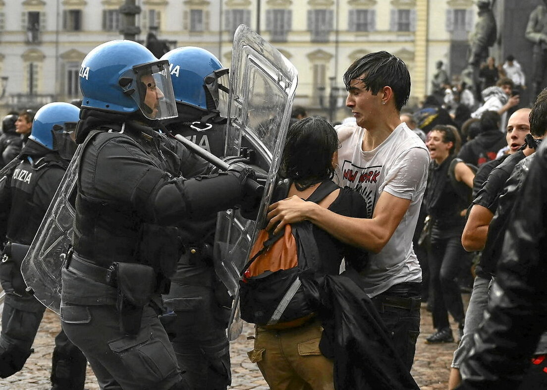 Un manifestante lanza objetos en una barricada de París el pasado 17 de octubre.