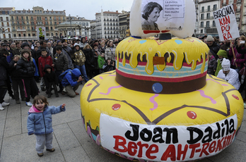 2013ko apirilean, epaiketaren aurka deitutako manifestazioaren une bat.