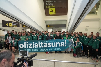 Euskal Selekzioko pilotariei harrera beroa egin diete Loiun.