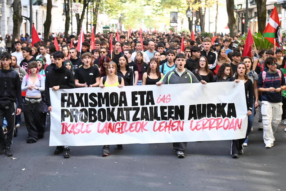 IAS ha reunido a miles de estudiantes a mediodía. IAS ha reunido a miles de estudiantes a mediodía.