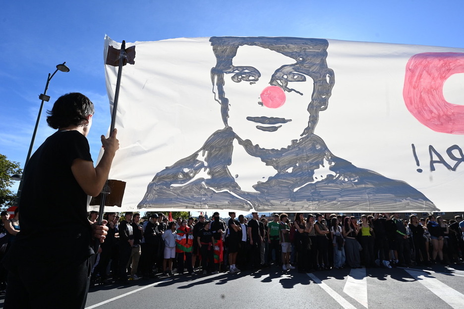 La imagen del agitador, en una pancarta gigante. La imagen del agitador, en una pancarta gigante.