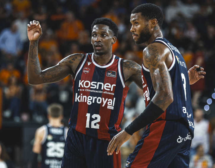 Damon Baugh y DJ Stewart, uno de los ocho supervivientes de la plantilla de Saski Baskonia.