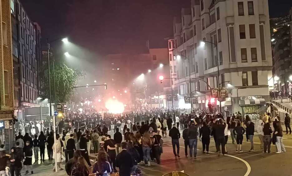 Contenedores ardiendo y algunas bengalas en los incidentes posteriores. Contenedores ardiendo y algunas bengalas en los incidentes posteriores.