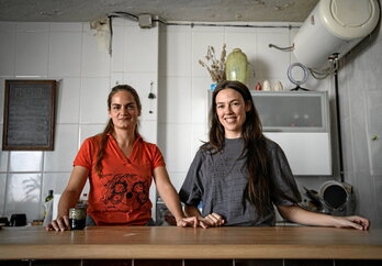 Maite Muguerza eta Natalia Suarez, Kampai espazioan.