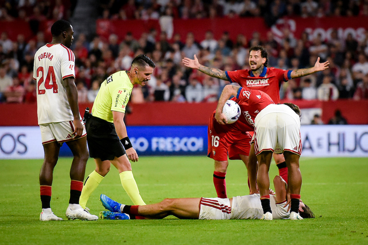 Rubén García se queja de una falta señalada por el colegiado a favor del Sevilla.