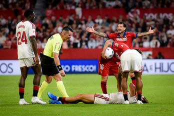 Rubén García se queja de una falta señalada por el colegiado a favor del Sevilla.