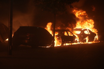 Coches ardiendo este lunes noche en Bilbo.