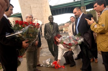 Urtero, bere jaiotze egunean, omendu egiten dute Bilbon. Argazkia 2003koa da. 