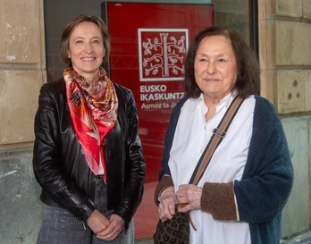 Lola Valverde historiagilea Ana Urkiza Eusko Ikaskuntzako lehendakariarekin.