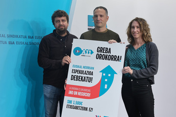 Aitor Murgia, Mikel Lakuntza eta Leire Gallego, ELA sindikatuak astearte honetan egindako agerraldian.