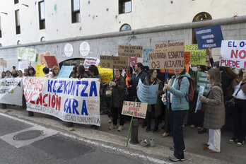 Concentración del ciclo 0-3 este martes ante la sede del Departamento de Educación.