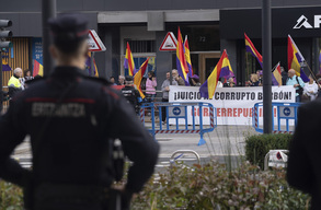 Espainiar erregea Euskal Herrian, protesta artean