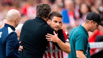 Edin Terzic abraza a un preocupado Iñigo Ruiz de Galarreta tras lesionarse ante el Getafe.