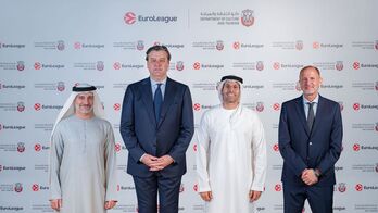 La directiva de la Euroliga, conformada por Dejan Bodiroga y Chus Bueno, y las autoridades emiratíes posa tras la rúbrica de su acuerdo.