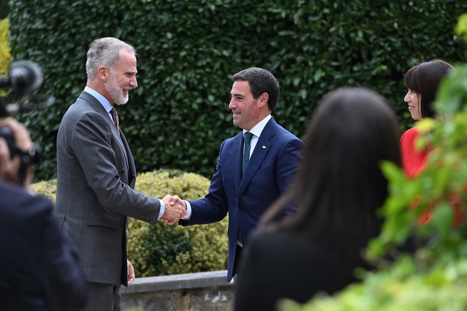 Imanol Pradales Lehendakariak Feliperekin batera. Imanol Pradales Lehendakariak Feliperekin batera.