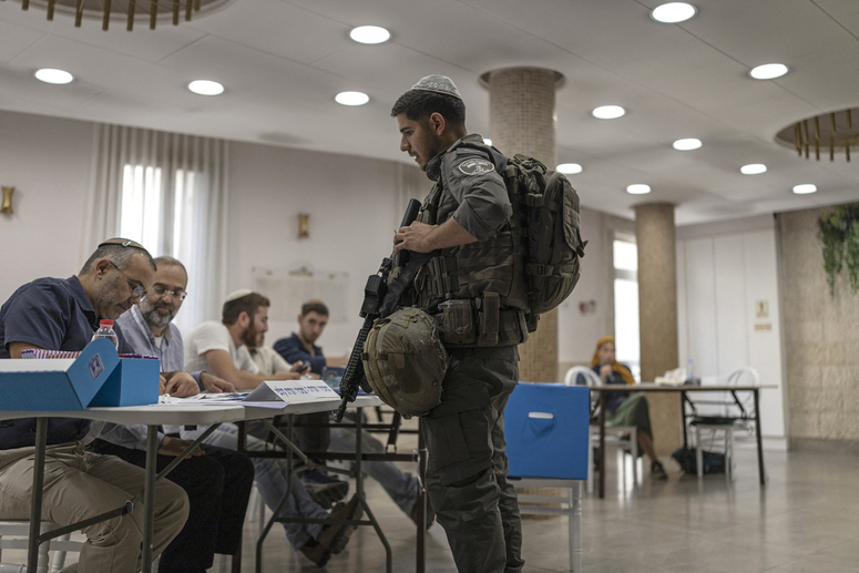 Un policía de fronteras israelí vota en la ciudad palestina ocupada de Hebrón.