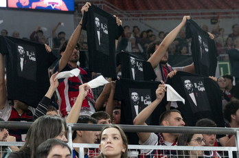 Pañuelos y el recuerdo vivo de Paolo Galbiati en el Buesa Arena.