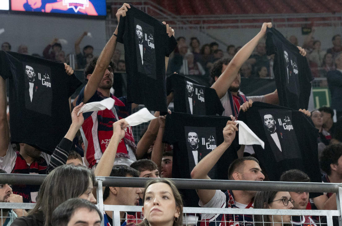 Pañuelos y el recuerdo vivo de Paolo Galbiati en el Buesa Arena.