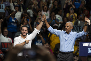 Abdul El-Sayed senatarigaia eta Barack Obama presidente ohia Michiganen egindako mitinean.
