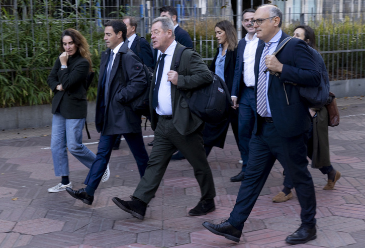 Los equipos de Lehendakaritza y Seguriad han llegado juntos al Parlamento. El PP ha pedido el cese de Zupiria.