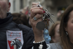 Manifestación de personas afectadas por el fin del régimen protegido de sus viviendas de alquiler.