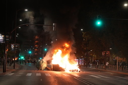 Contenedores ardiendo durante los disturbios del domingo 25 de octubre en Bilbo.