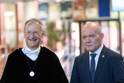 El rector Joxerramon Bengoetxea y el consejero Juan Ignacio Pérez Iglesias, en el acto de inicio de curso de EHU. 