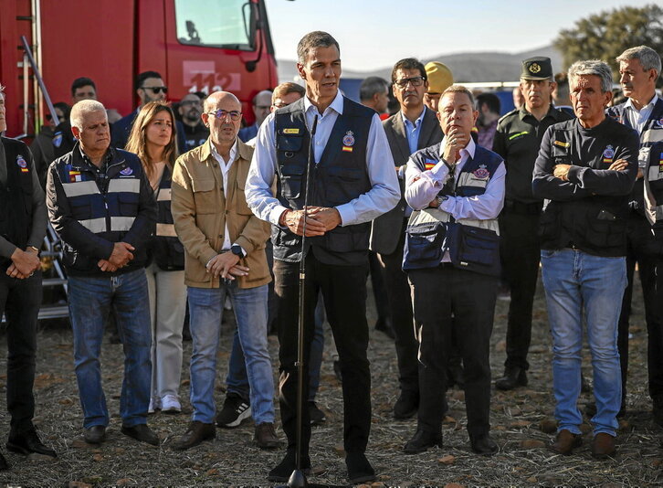 Pedro Sánchez y Emiliano García-Page junto a otros responsables en el Puesto de Mando Avanzado.
