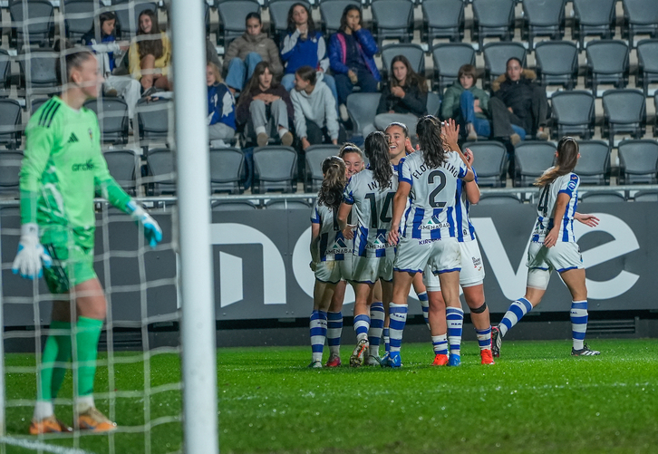 Las jugadoras de la Real celebran uno de los dos goles ante el Fenerbahçe.