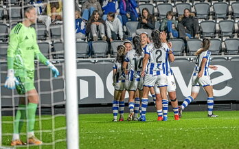 Las jugadoras de la Real celebran uno de los dos goles ante la desesperación de Munteanu.