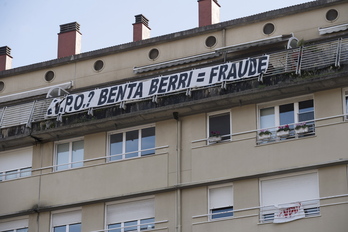 Pancarta en los balcones de Benta Berri, en una imagen de archivo.