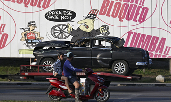 El mural al fondo representa el embargo de Estados Unidos a Cuba, en una calle de La Habana el 28 de abril de 2026.