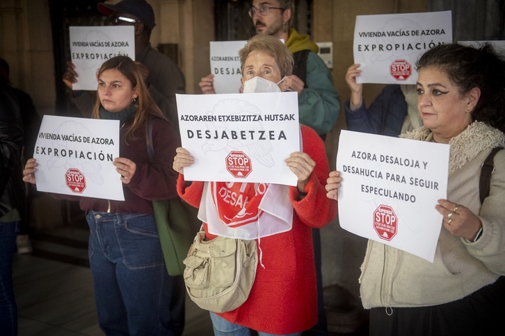 Donostiako Udalaren osoko bilkuran izan da Stop Kaleratzeak, ostegun honetan, jabe handien aurkako mozioaren bozketan.