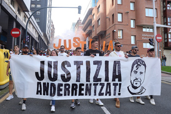 La última manifestación para pedir justicia para Ander Sáenz pasa junto a la comisaría de la Policía Local de Santurtzi.