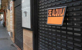 Un local con un cartel de «se alquila».
