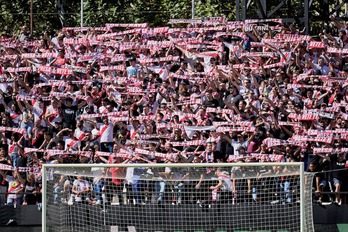 Aficionados del Rayo con bufandas con el lema «Presa vete ya»