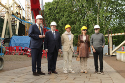 el director del museo, Miguel Zugaza; el alcalde de Bilbo, Juan María Aburto; el arquitecto Norman Foster, la doctora Elena Ochoa y Luis María Uriarte. 
